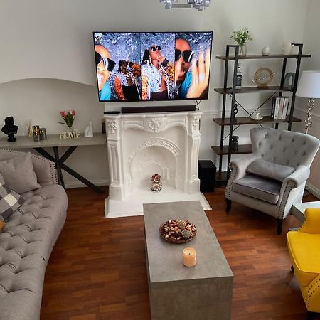 Peeams Abode Apartment Dagenham Bagian luar foto