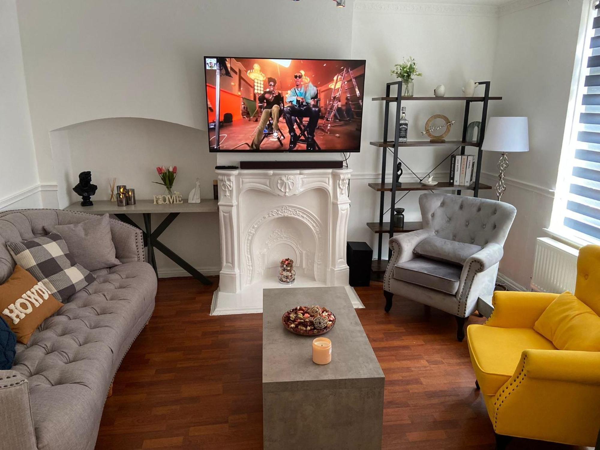 Peeams Abode Apartment Dagenham Bagian luar foto